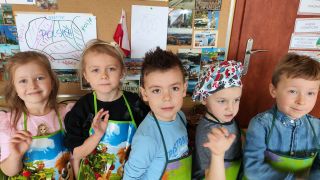 rupowe zdjęcie przedszkolnych małych kucharzy