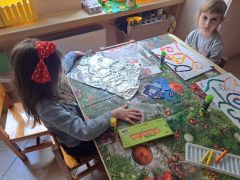 wyklejanie plasteliną