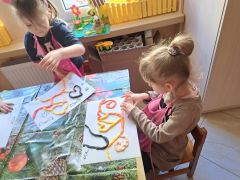 wyklejanie plasteliną