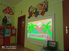 oglądanie filmu o dinozaurach