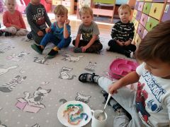 "Gąsienica"-eksperyment z ręcznikiem papierowym