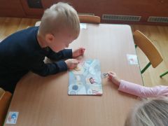 Pucio. Gdzie to położyć?- określanie położenia przedmiotów