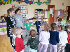 Zabawy z Olą i Anią-absolwentkami przedszkola