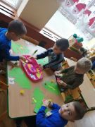 "Choinka"- naklejanie ozdób papierowych