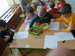 Kolorowanie kredkami w konturach