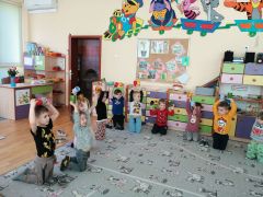 Ćwiczenia z laskami gimnastycznymi i kubeczkami