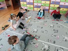 Ćwiczenia z laskami gimnastycznymi i kubeczkami