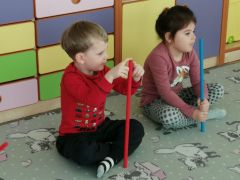 Ćwiczenia z laskami gimnastycznymi i kubeczkami