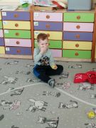 Zabawa sensorycznymi piłkami emotkami