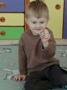 Zabawa sensorycznymi piłkami emotkami