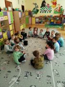 Zabawa w kole z jajkiem
