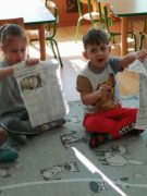 Zabawa z wykorzystaniem gazet i butelek plastikowych