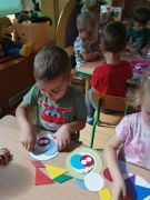 "Pojazdy"- układanie z figur geometrycznych