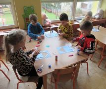 "Karmnik z ptakami" - praca plastyczna