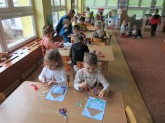 "Karmnik z ptakami" - praca plastyczna