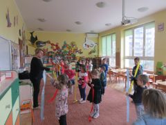 "O dalekiej krainie" z cyklu "Sceny dziecięce" R. Schuman - interpretacja ruchowa z szarfami