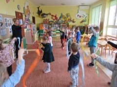 "O dalekiej krainie" z cyklu "Sceny dziecięce" R. Schuman - interpretacja ruchowa z szarfami