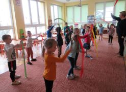 "O dalekiej krainie" z cyklu "Sceny dziecięce" R. Schuman - interpretacja ruchowa z szarfami