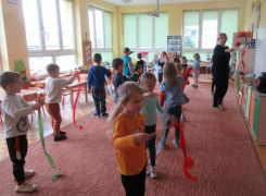 "O dalekiej krainie" z cyklu "Sceny dziecięce" R. Schuman - interpretacja ruchowa z szarfami