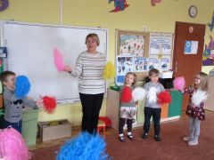 "Biały śnieg" zabawa z pomponami do muzyki Beethovena "Dla Elizy"