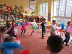 "Biały śnieg" zabawa z pomponami do muzyki Beethovena "Dla Elizy"