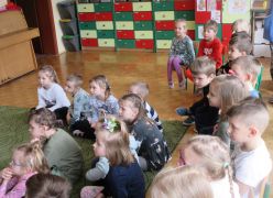 "Przyjście wiosny" J. Brzechwa inscenizacja pracowników przedszkola