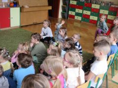 "Przyjście wiosny" J. Brzechwa inscenizacja pracowników przedszkola