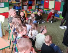 "Przyjście wiosny" J. Brzechwa inscenizacja pracowników przedszkola