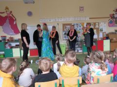 "Przyjście wiosny" J. Brzechwa inscenizacja pracowników przedszkola