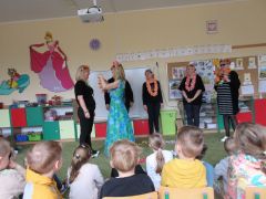 "Przyjście wiosny" J. Brzechwa inscenizacja pracowników przedszkola