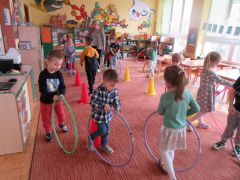 toczenie obręczy w slalomie