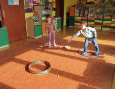 zabawy ruchowe z jajeczkami