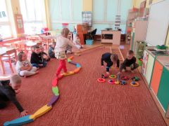 tor przeszkód - przejście po 
zwężonej i podwyższonej powierzchni