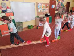 tor przeszkód - przejście po 
zwężonej i podwyższonej powierzchni