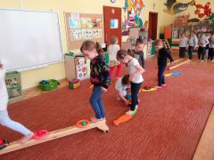 tor przeszkód - przejście po 
zwężonej i podwyższonej powierzchni