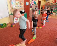 tor przeszkód - przejście po 
zwężonej i podwyższonej powierzchni