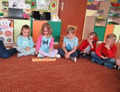 granie na dzwonkach z wykorzystaniem dźwięków pentatoniki