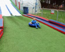 super zabawa -zjeżdżanie na kołach po torze 