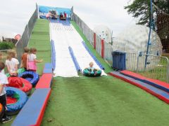 super zabawa -zjeżdżanie na kołach po torze 