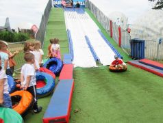 super zabawa -zjeżdżanie na kołach po torze 