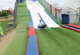 super zabawa -zjeżdżanie na kołach po torze 