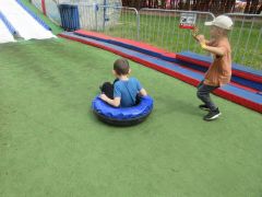 super zabawa -zjeżdżanie na kołach po torze 