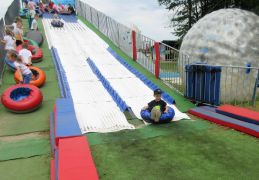 super zabawa -zjeżdżanie na kołach po torze 