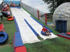 super zabawa -zjeżdżanie na kołach po torze 