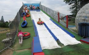 super zabawa -zjeżdżanie na kołach po torze 