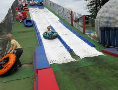 super zabawa -zjeżdżanie na kołach po torze 