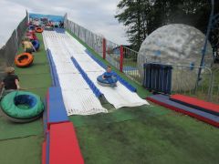 super zabawa -zjeżdżanie na kołach po torze 