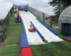 super zabawa -zjeżdżanie na kołach po torze 