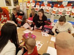 ubieranie choinki z rodzicami