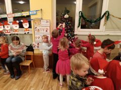 ubieranie choinki z rodzicami